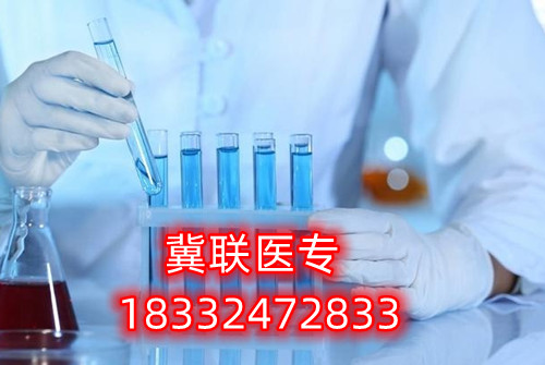 對于很多想要通過河北單招考試升學(xué)的家長和學(xué)生，往往感到為難的就是如何選擇大類方向。石家莊冀聯(lián)醫(yī)學(xué)中專學(xué)校單招升學(xué)熱門專業(yè)及院校推薦  石家莊冀聯(lián)醫(yī)學(xué)中專學(xué)校單招升學(xué)熱門專業(yè)及院校推薦  一方面是對大類招生政策的不了解，另一方面是感覺孩子太小，還不定性，盲目選擇怕將來孩子后悔。    考試七類是家長們眼中的熱門大類，護(hù)理是人氣最高的專業(yè)，優(yōu)秀院校：滄州醫(yī)學(xué)高等?？茖W(xué)校。下面于老師給大家介紹一下第七類醫(yī)藥衛(wèi)生(臨床醫(yī)學(xué)類專業(yè)除外)等所涉及專業(yè)。    單招考試第七類醫(yī)學(xué)類考試第七類：    醫(yī)藥衛(wèi)生(臨床醫(yī)學(xué)類專業(yè)除外)等所涉及專業(yè)    科目：語文150分+數(shù)學(xué)150分+化學(xué)100分+職業(yè)適應(yīng)性測試350分（1、我國當(dāng)前醫(yī)藥衛(wèi)生行業(yè)的特點和發(fā)展方向、醫(yī)藥衛(wèi)生行業(yè)的特點和工作內(nèi)容常識;2、生活中常見的基本疾病預(yù)防知識和疫情防控知識;3、國際、全國疾病防控宣傳日相關(guān)知識;4、醫(yī)學(xué)專業(yè)相關(guān)的社會人文常識。）    牽頭院校：滄州醫(yī)學(xué)高等專科學(xué)校    推薦院校：河北化工醫(yī)藥職業(yè)技術(shù)學(xué)院、滄州醫(yī)學(xué)高等?？茖W(xué)校、邢臺健康醫(yī)學(xué)院、承德護(hù)理職業(yè)學(xué)院、廊坊衛(wèi)生職業(yè)學(xué)院、唐山職業(yè)技術(shù)學(xué)院、河北女子職業(yè)技術(shù)學(xué)院    熱門專業(yè)：護(hù)理、醫(yī)學(xué)檢驗技術(shù)、醫(yī)學(xué)影像技術(shù)、助產(chǎn)、口腔醫(yī)學(xué)技術(shù)、心理咨詢、眼視光技術(shù)、藥學(xué)    2023年河北單招考試人數(shù)：約25300人    錄取率：58.47%    公辦錄取率：17.50%    大類解讀：熱門大類，男女生都可以報考，文理不限，專業(yè)技術(shù)性不強(qiáng)。      第七大類職業(yè)適應(yīng)性測試具體考試內(nèi)容：    1、我國當(dāng)前醫(yī)藥衛(wèi)生行業(yè)的特點和發(fā)展方向、醫(yī)藥衛(wèi)生行業(yè)的特點和工作內(nèi)容常識；    2、生物醫(yī)學(xué)基礎(chǔ)知識；    3、生活中常見的基本疾病預(yù)防知識和疫情防控知識；    4、國際、全國疾病防控宣傳日相關(guān)知識；    5、醫(yī)學(xué)專業(yè)相關(guān)的社會人文常識。      一、護(hù)理    就業(yè)方向：主要面向各級各類醫(yī)療衛(wèi)生系統(tǒng)和社區(qū)衛(wèi)生服務(wù)機(jī)構(gòu)，從事臨床護(hù)理、健康保健工作，就業(yè)度好。    二、醫(yī)學(xué)檢驗技術(shù)    就業(yè)方向：主要面向各級醫(yī)院檢驗科、血庫，各級疾病預(yù)防控制中心、血站、檢驗檢疫、計劃生育服務(wù)等機(jī)構(gòu)，以及各種獨立實驗室、醫(yī)學(xué)生物試劑生產(chǎn)經(jīng)營企業(yè)，從事醫(yī)學(xué)檢驗等工作。    三、醫(yī)學(xué)影像技術(shù)    就業(yè)方向：主要面向各級醫(yī)療衛(wèi)生機(jī)構(gòu)及體檢中心等部門從事醫(yī)學(xué)影像工作。    四、助產(chǎn)    就業(yè)方向：主要面向各級綜合性醫(yī)院和婦幼保健院（所）、婦幼保健管理機(jī)構(gòu) ，以及孕婦學(xué)校、親子活動中心和月嫂培訓(xùn)中心等社區(qū)婦幼保健機(jī)構(gòu)組織，從事助產(chǎn)、臨床護(hù)理、計劃生育和婦幼保健管理及服務(wù)等工作。  五、口腔醫(yī)學(xué)技術(shù)    就業(yè)方向：方向一∶口腔治療技術(shù)方向 主要面向各級口腔醫(yī)療機(jī)構(gòu)及口腔醫(yī)療相關(guān)機(jī)構(gòu)，在醫(yī)師助手、口腔咨詢等崗位群，從事口腔常見病和多發(fā)病的輔助治療與服務(wù)等工作。    方向二∶口腔修復(fù)工藝方向 主要面向口腔修復(fù)制作行業(yè)各級義齒加工企業(yè)、醫(yī)療機(jī)構(gòu)口腔技工室及口腔醫(yī)療相關(guān)機(jī)構(gòu)，在口腔修復(fù)、技術(shù)管理等崗位群，從事口腔修復(fù)體制作、技術(shù)管理與服務(wù)等工作。  石家莊冀聯(lián)醫(yī)學(xué)中等專業(yè)學(xué)校電話：0311-87368833； 18332472833（同微信）  石家莊冀聯(lián)醫(yī)學(xué)中專學(xué)校快手號：v18332472833